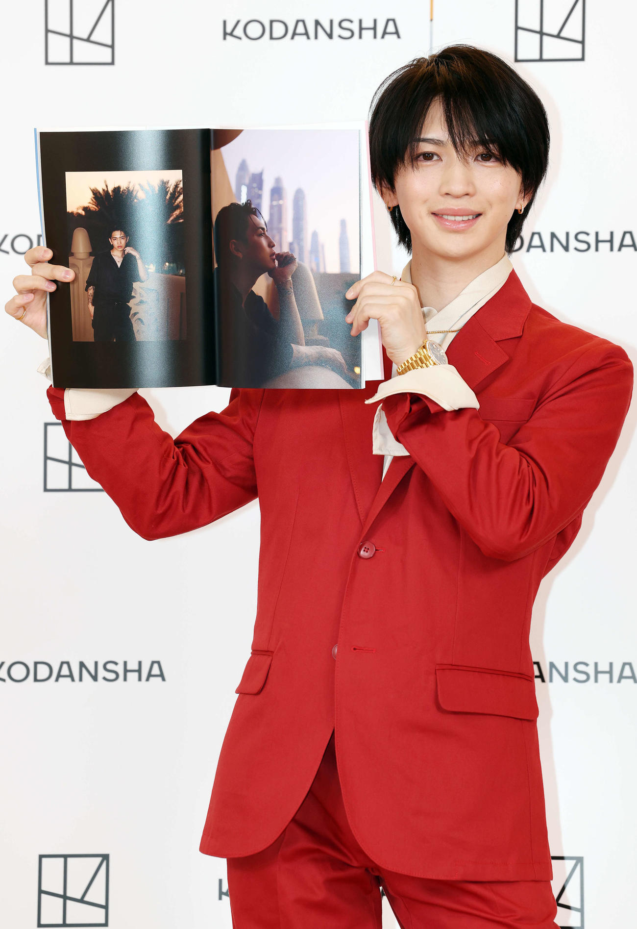 岩橋玄樹1st写真集「Labneh」発売記念会見でお気に入りのページを笑顔で披露する岩橋玄樹（撮影・宮地輝）