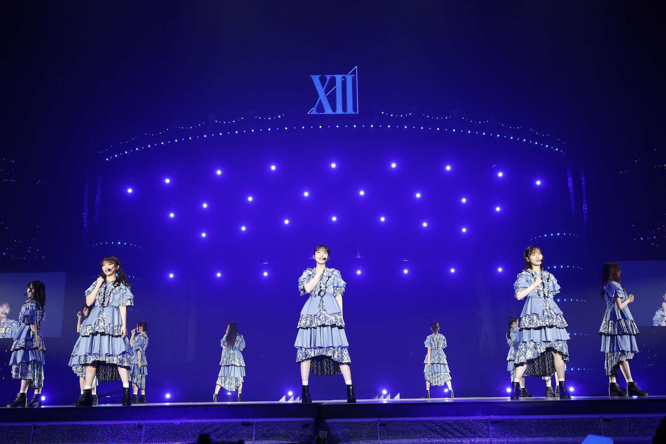 「12th YEAR BIRTHDAY LIVE」でパフォーマンスする乃木坂46。左から与田祐希、久保史緒里、山下美月