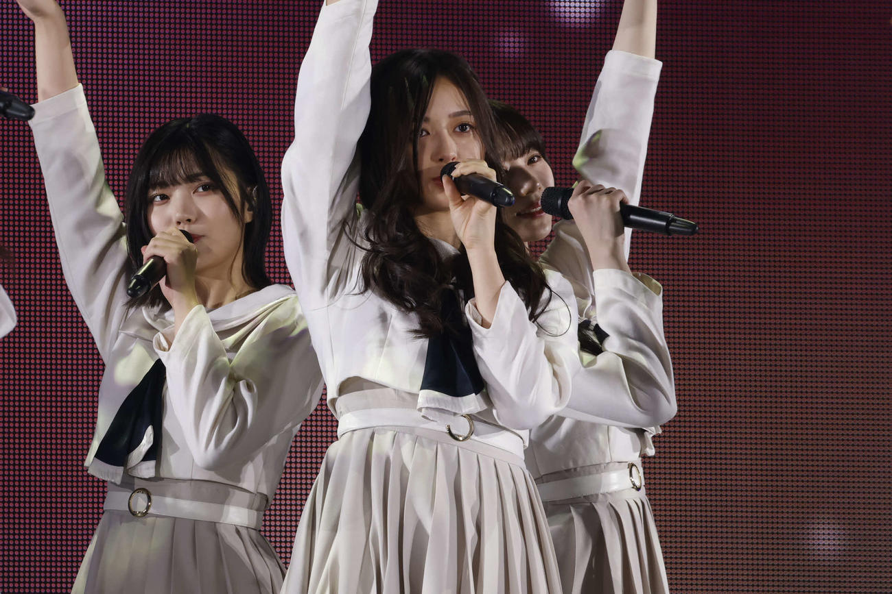 「12th YEAR BIRTHDAY LIVE」でパフォーマンスする乃木坂46。左から中西アルノ、井上和、岡本姫奈