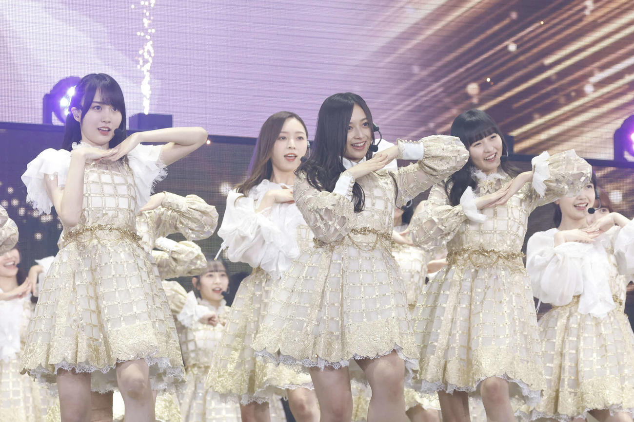 「12th YEAR BIRTHDAY LIVE」でパフォーマンスする乃木坂46。左から賀喜遥香、梅澤美波、井上和、遠藤さくら、久保史緒里