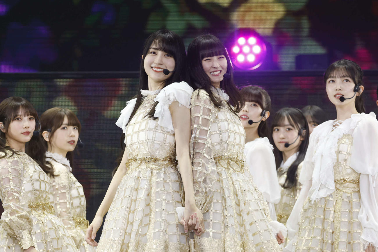 「12th YEAR BIRTHDAY LIVE」でパフォーマンスする乃木坂46。左から与田祐希、筒井あやめ、賀喜遥香、遠藤さくら、岩本蓮加、一ノ瀬美空、久保史緒里