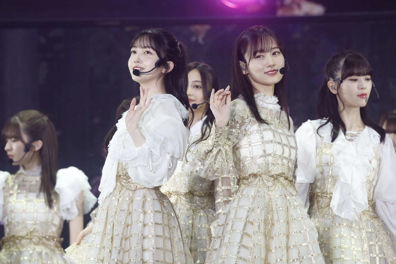 「12th YEAR BIRTHDAY LIVE」でパフォーマンスする乃木坂46。左から菅原咲月、久保史緒里、井上和、山下美月、岩本蓮加
