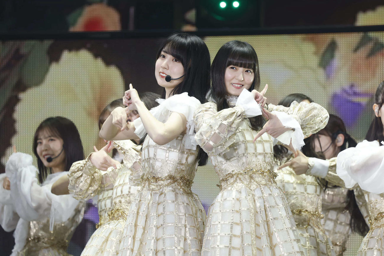 「12th YEAR BIRTHDAY LIVE」でパフォーマンスする乃木坂46。左から柴田柚菜、賀喜遥香、遠藤さくら