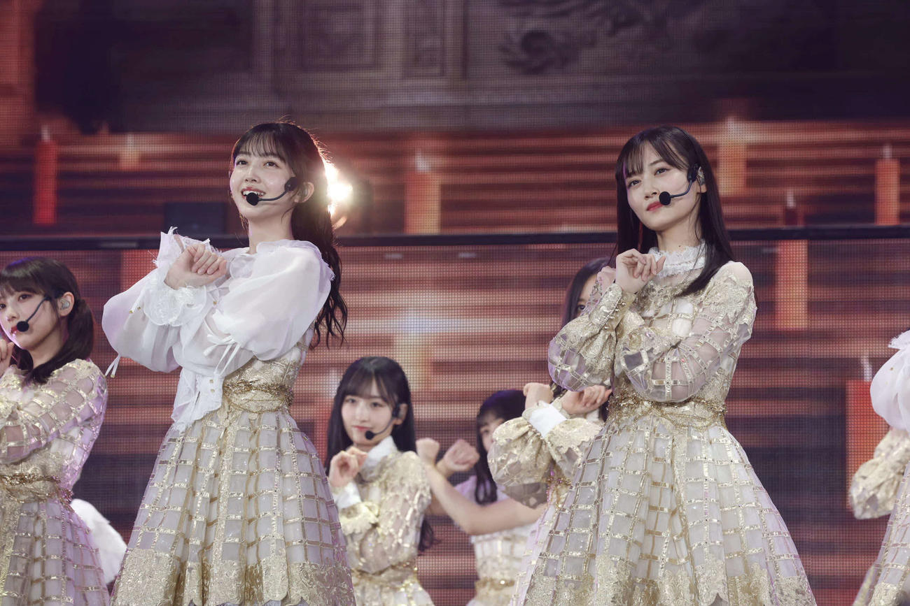 「12th YEAR BIRTHDAY LIVE」でパフォーマンスする乃木坂46。左から与田祐希、久保史緒里、一ノ瀬美空、山下美月