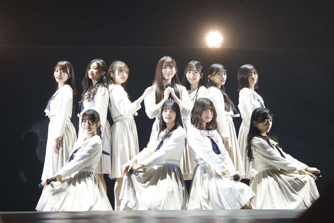 「12th YEAR BIRTHDAY LIVE」でパフォーマンスする乃木坂465期生。前列左から奥田いろは、五百城茉央、冨里奈央、池田瑛紗。後列左から岡本姫奈、井上和、菅原咲月、小川彩、一ノ瀬美空、川■（■は崎の大が立の下の横棒なし）桜、中西アルノ