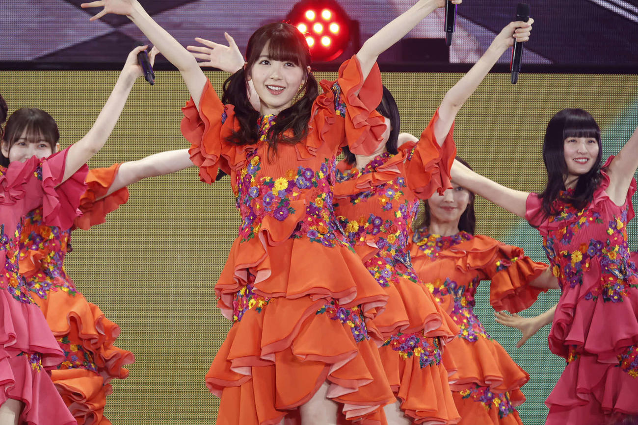 「12th YEAR BIRTHDAY LIVE」でパフォーマンスする乃木坂464期生。中央は筒井あやめ