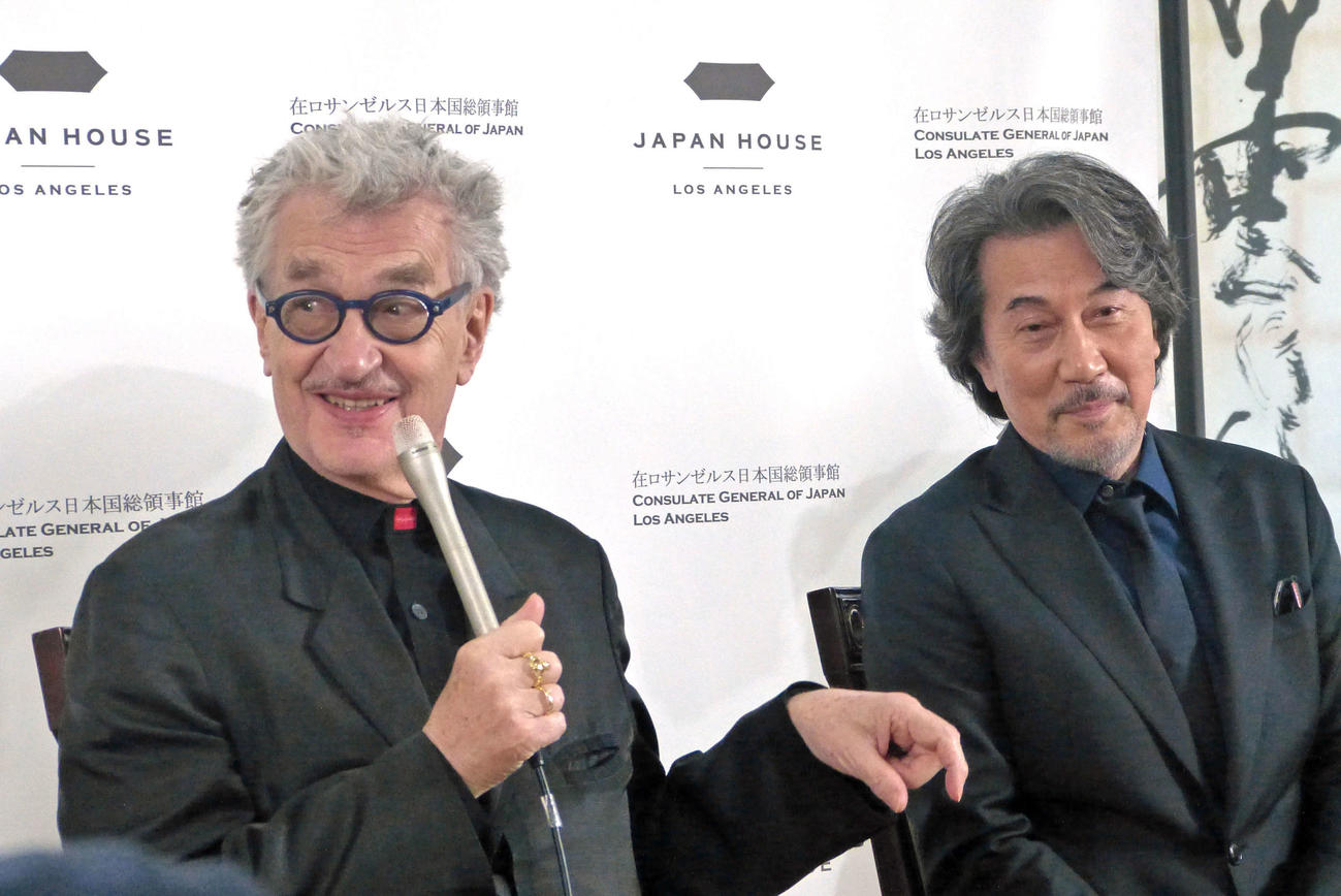米アカデミー賞授賞式を前に、米国の在ロサンゼルス日本国総領事館で取材会を開いた「PERFECT DAYS」のヴィム・ヴェンダース監督（左）と役所広司（撮影・千歳香奈子）