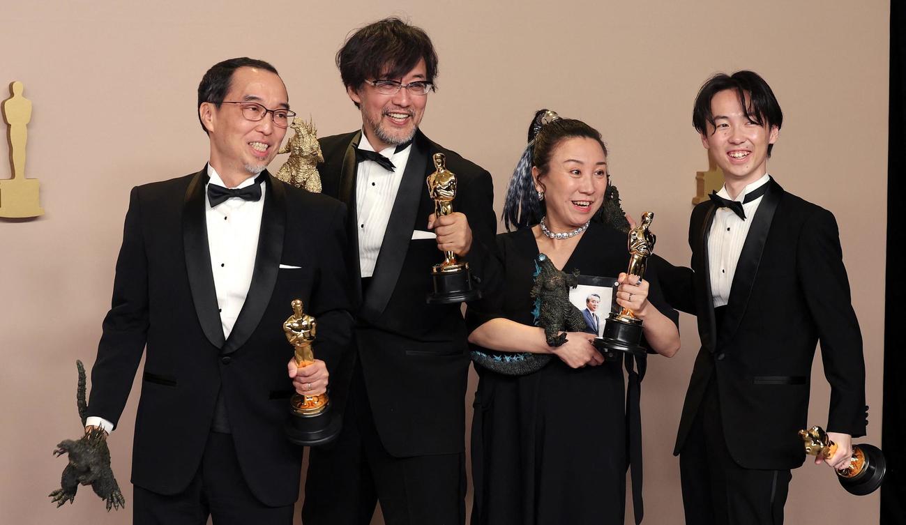 第96回米アカデミー賞、映画「ゴジラ―1.0」で視覚効果賞を受賞した山崎貴監督（左から２人目）ら（ロイター）