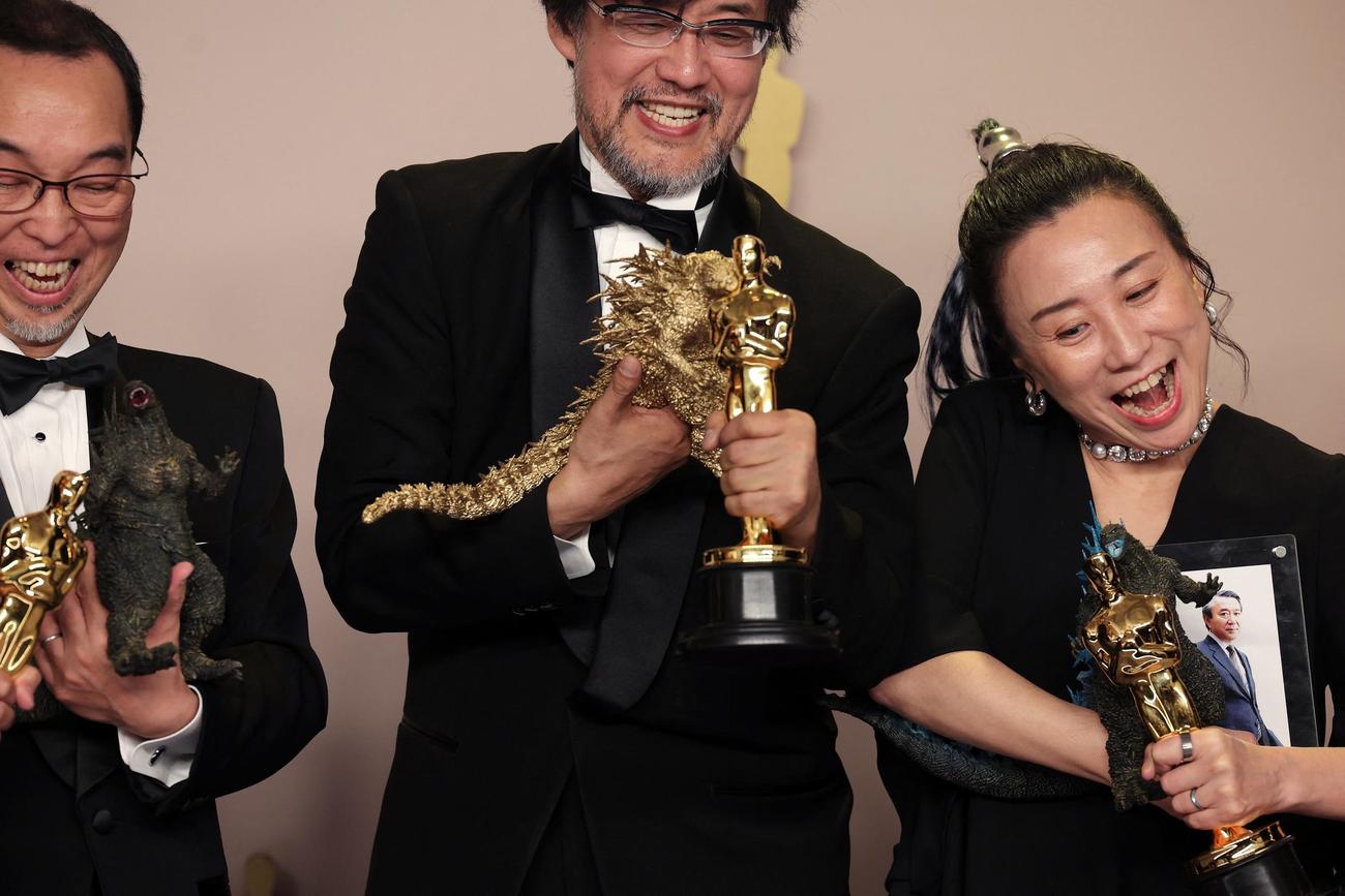第96回米アカデミー賞、映画「ゴジラ―1.0」で視覚効果賞を受賞した山崎貴監督（中央）ら（ロイター）
