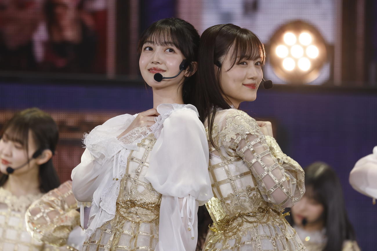 乃木坂46「12th YEAR BIRTHDAY LIVE」でパフォーマンスする乃木坂46。久保史緒里（左）と山下美月