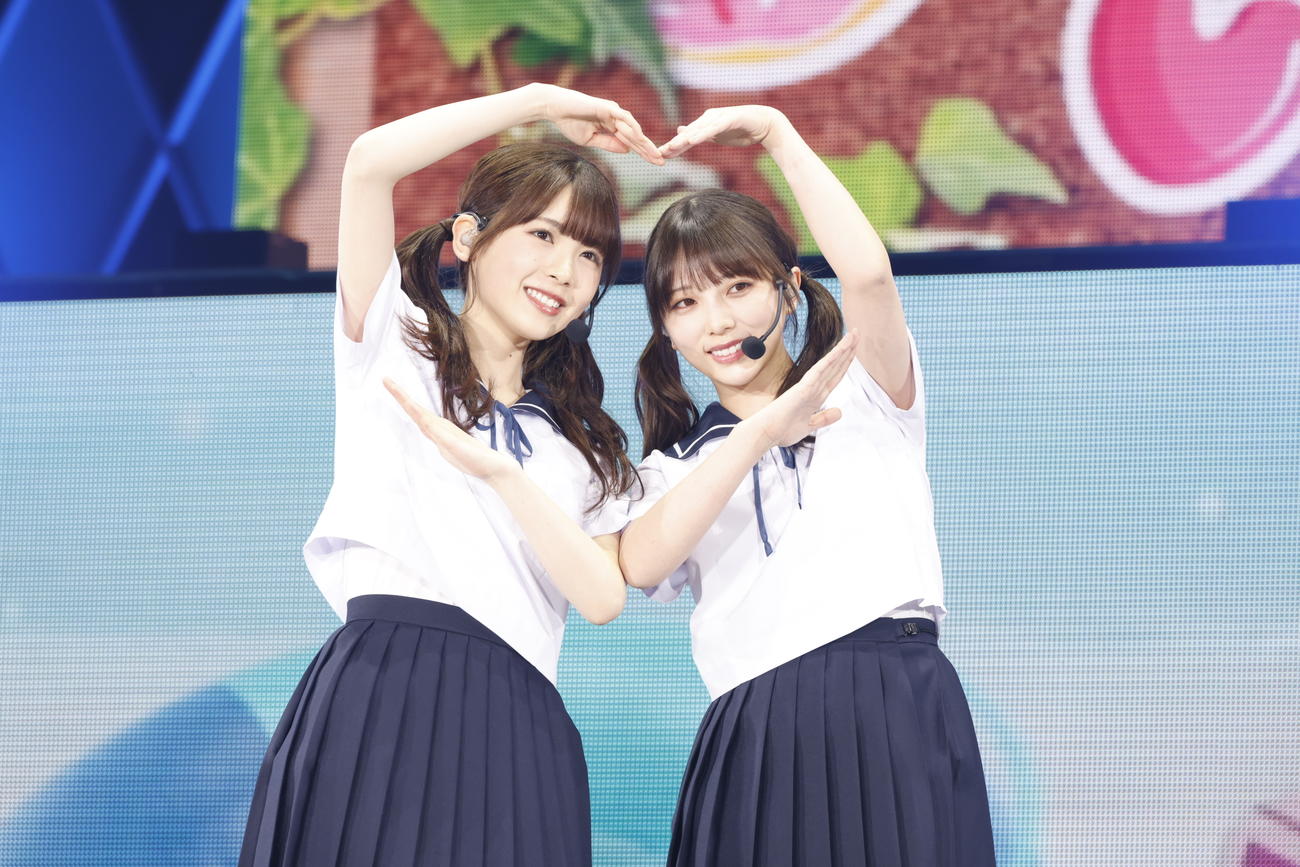 乃木坂46「12th YEAR BIRTHDAY LIVE」で「ざぶんざざぶん」を披露する与田祐希（右）と筒井あやめ