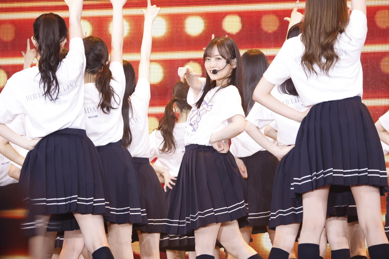 乃木坂46「12th YEAR BIRTHDAY LIVE」で新曲「チャンスは平等」を披露する山下美月（中央）ら