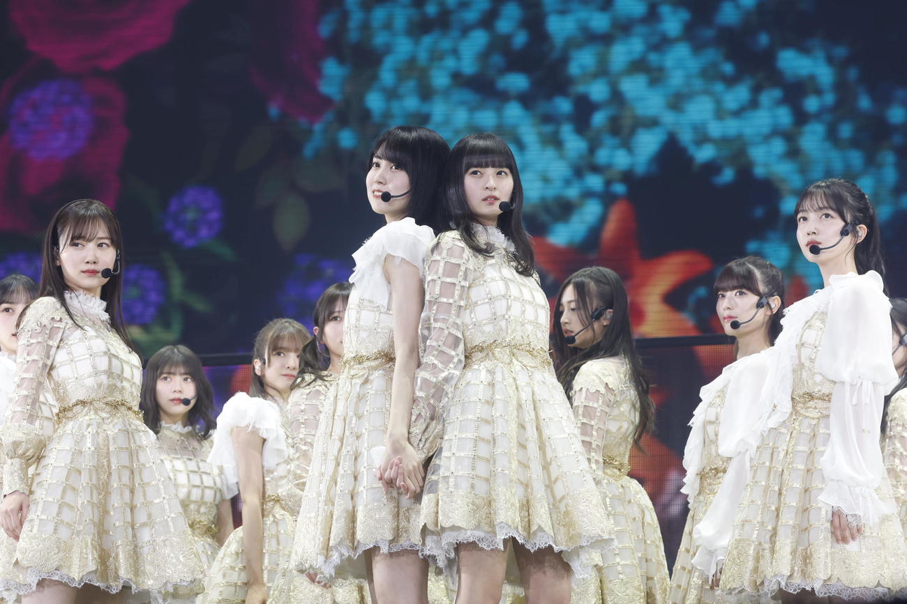乃木坂46「12th YEAR BIRTHDAY LIVE」でパフォーマンスする乃木坂46。中央左は賀喜遥香、同右は遠藤さくら