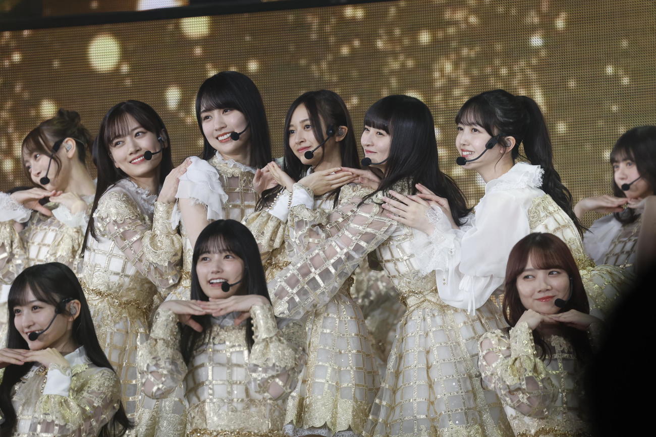 「12th YEAR BIRTHDAY LIVE」でパフォーマンスする乃木坂46