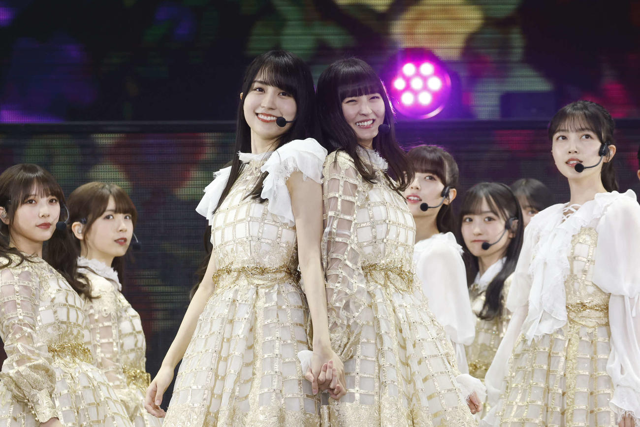 「12th YEAR BIRTHDAY LIVE」でパフォーマンスする乃木坂46。左から与田祐希、筒井あやめ、賀喜遥香、遠藤さくら、岩本蓮加、一ノ瀬美空、久保史緒里