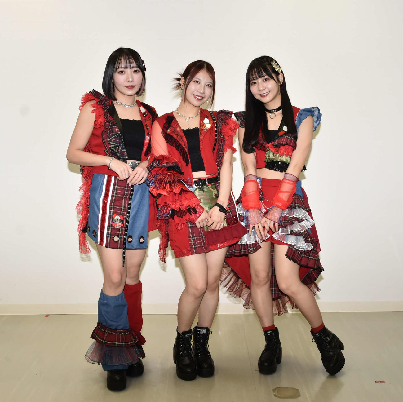 結成10周年記念の単独ライブを行うケミカル〓（右矢印左矢印）リアクションのメンバー。左から長谷川、成沢、曽我
