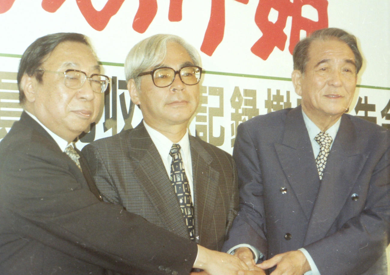 映画「もののけ姫」の大ヒット報告パーティーで記念撮影する左から東宝・石田敏彦社長、宮崎駿監督、徳間書店・徳間康快社長（1997年9月撮影）