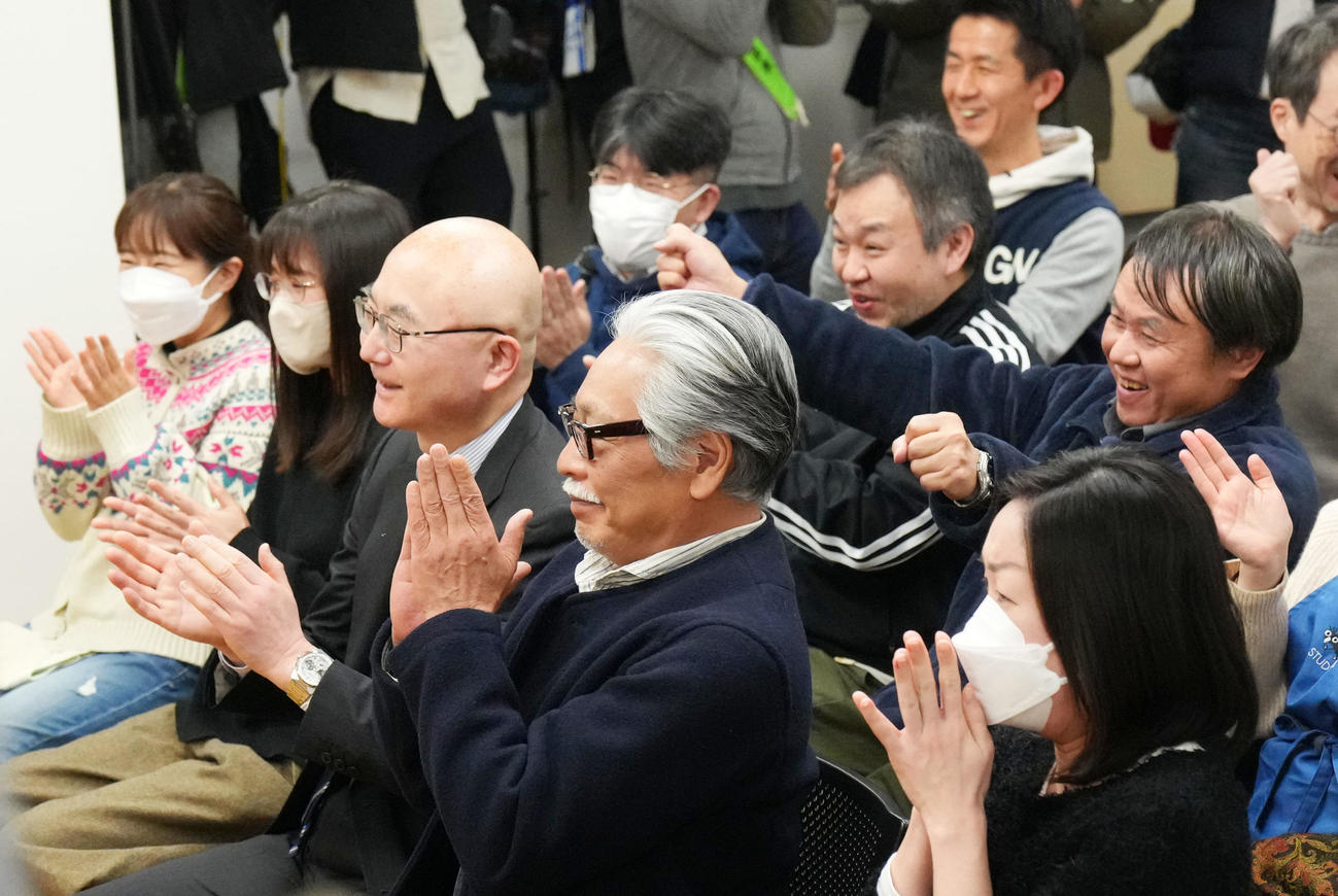 「君たちはどう生きるか」で21年ぶり2度目のオスカーを受賞し歓喜するジブリスタッフ（撮影・横山健太）