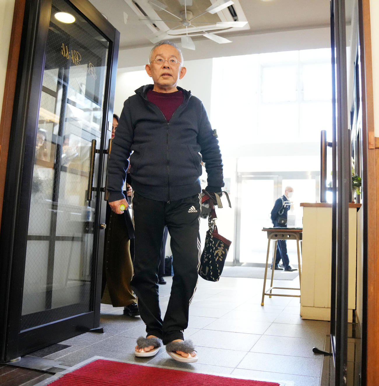 「君たちはどう生きるか」で21年ぶり2度目のオスカーを受賞し会見場へ向かう鈴木敏夫プロデューサー（撮影・横山健太）