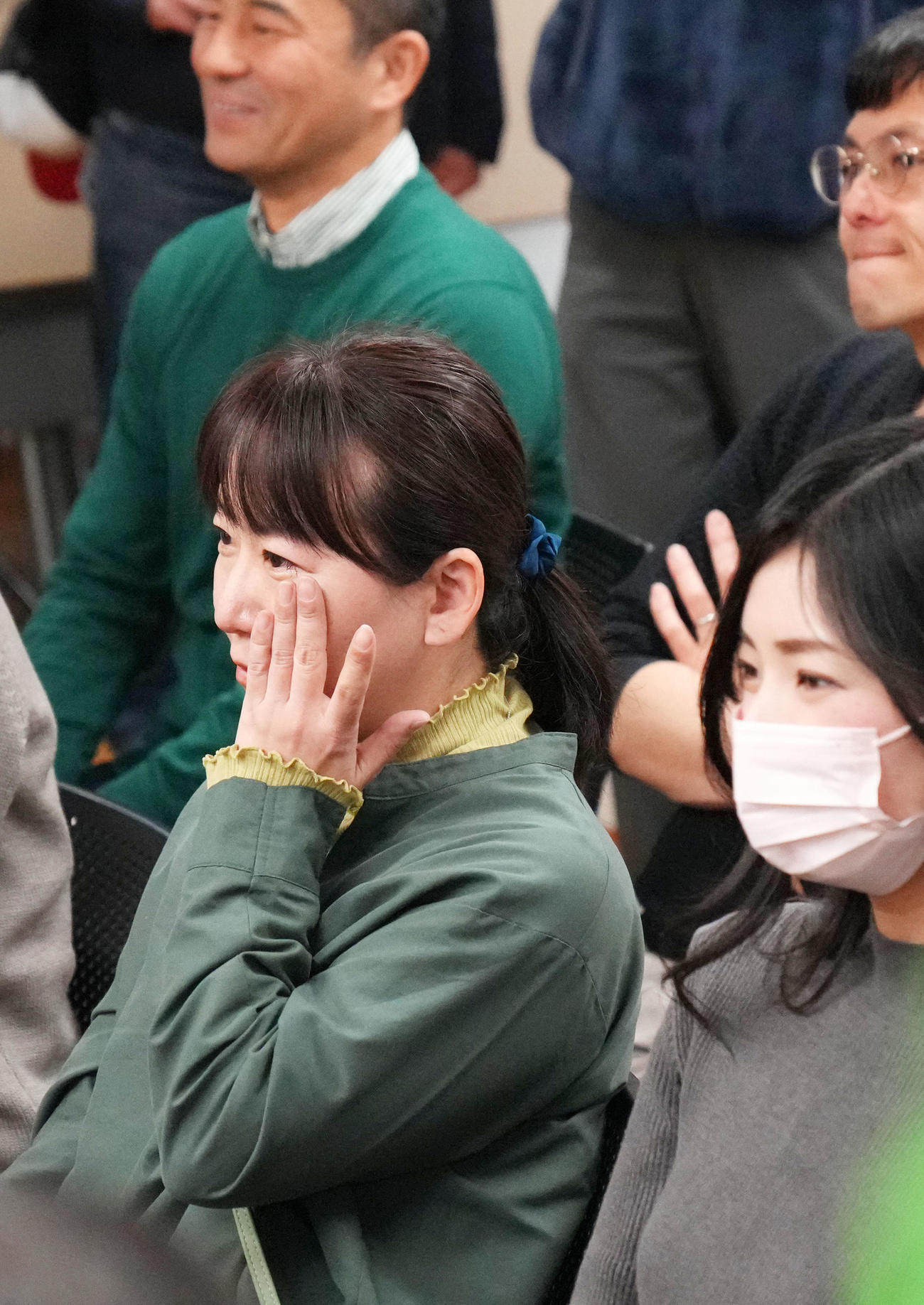 「君たちはどう生きるか」で21年ぶり2度目のオスカーを受賞し涙を流すジブリスタッフ（撮影・横山健太）