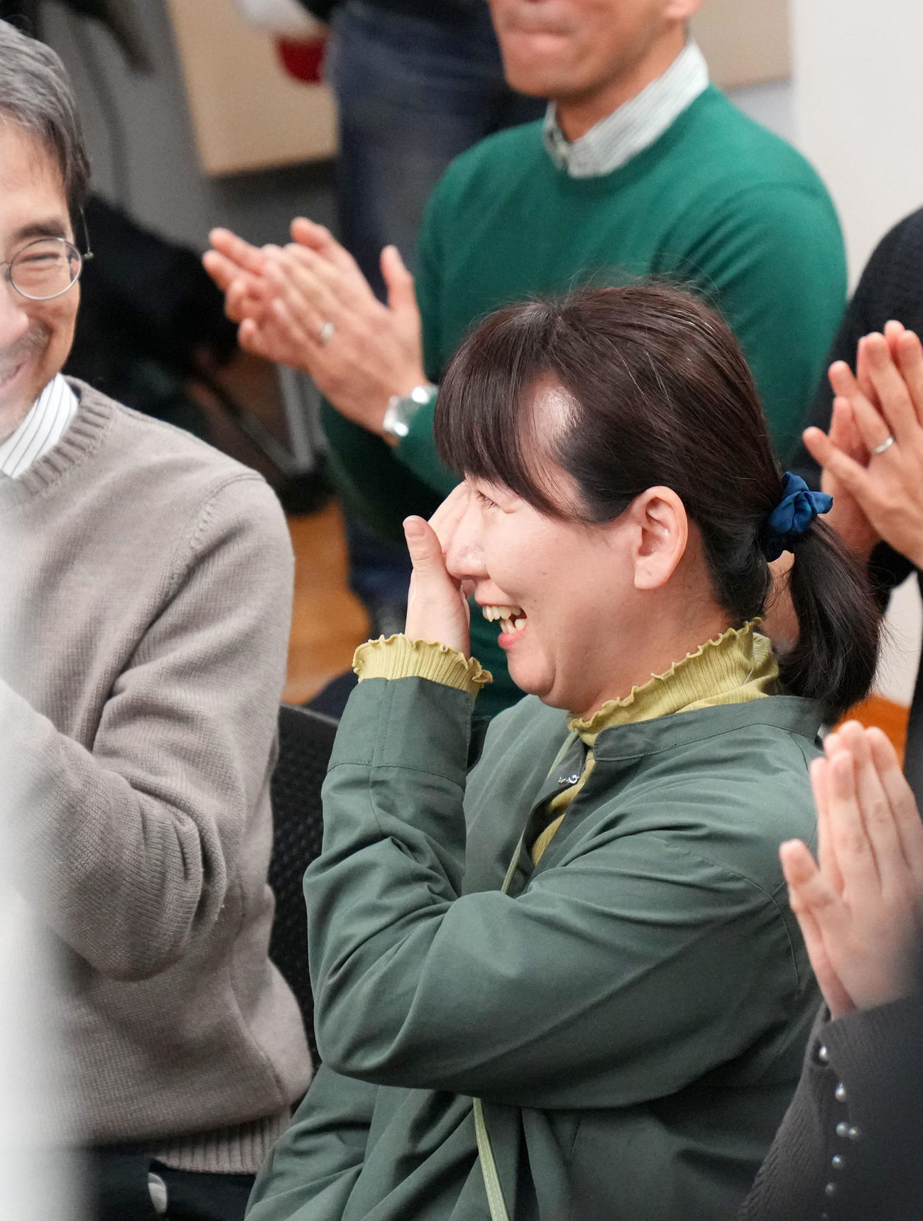 「君たちはどう生きるか」で21年ぶり2度目のオスカーを受賞し涙を流すジブリスタッフ（撮影・横山健太）