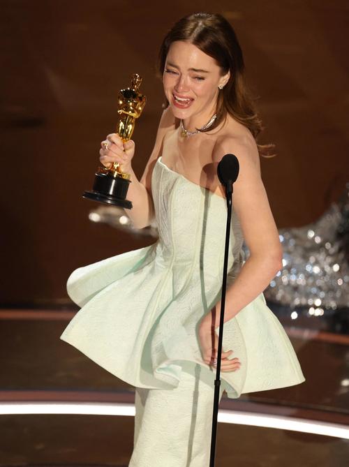 第96回アカデミー賞授賞式で主演女優賞を受賞したエマ・ストーン（ロイター）