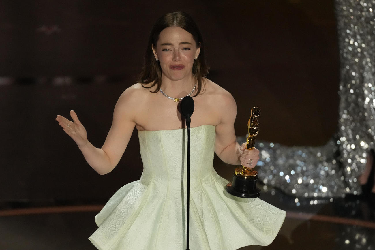 第96回アカデミー賞授賞式で、主演女優賞を受賞しスピーチするエマ・ストーン（AP）