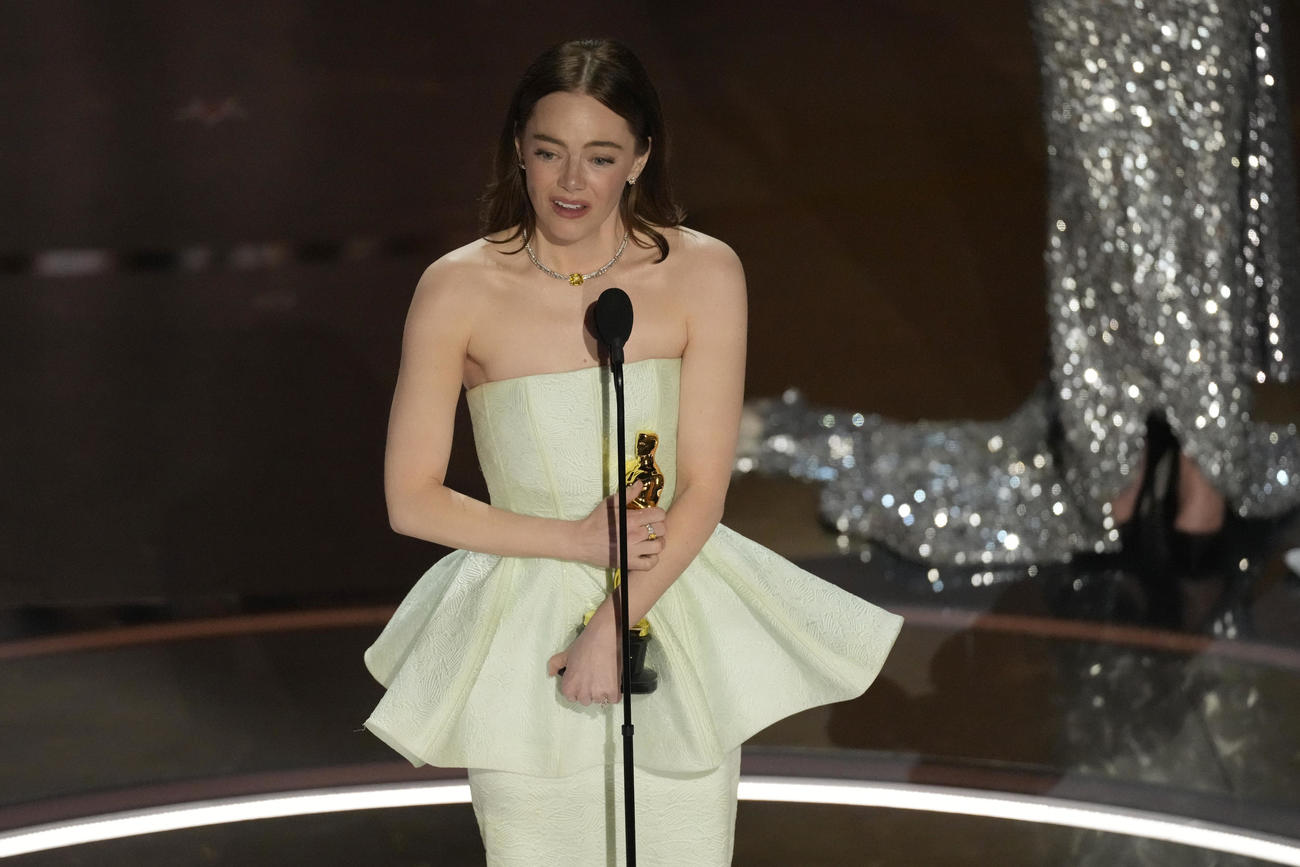 第96回アカデミー賞授賞式で、主演女優賞を受賞しスピーチするエマ・ストーン（AP）
