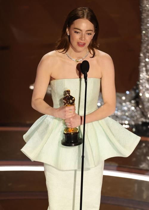 アカデミー賞主演女優賞エマ・ストーンにハプニング「背中を見ないでね」とスピーチを締めくくる