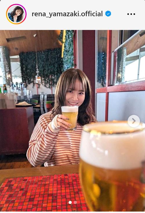 元乃木坂46山崎怜奈、グラスビール片手に乾杯「お酒が飲みたくなった