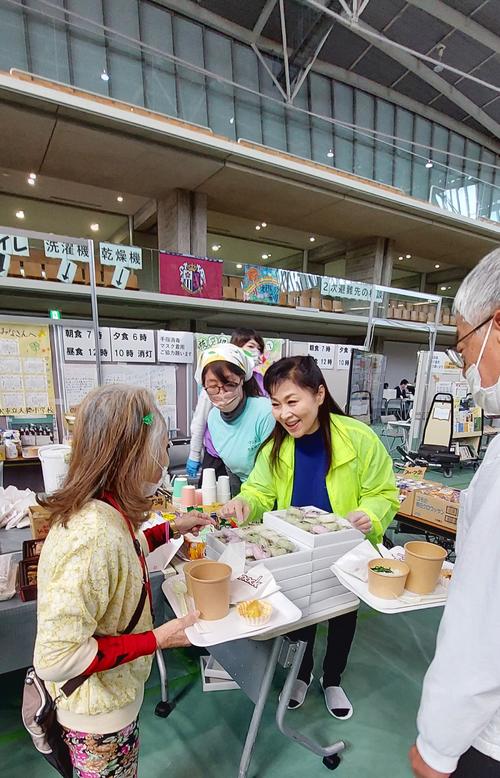 演歌歌手の島津悦子、金沢市の1.5次避難所で炊き出し　故郷の鹿児島銘菓も差し入れ