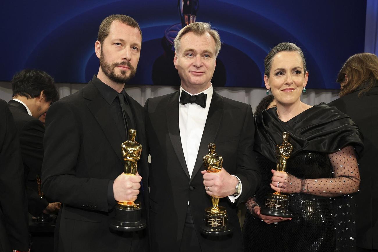 「オッペンハイマー」で作品賞を受賞したクリストファー・ノーラン監督（中央）。