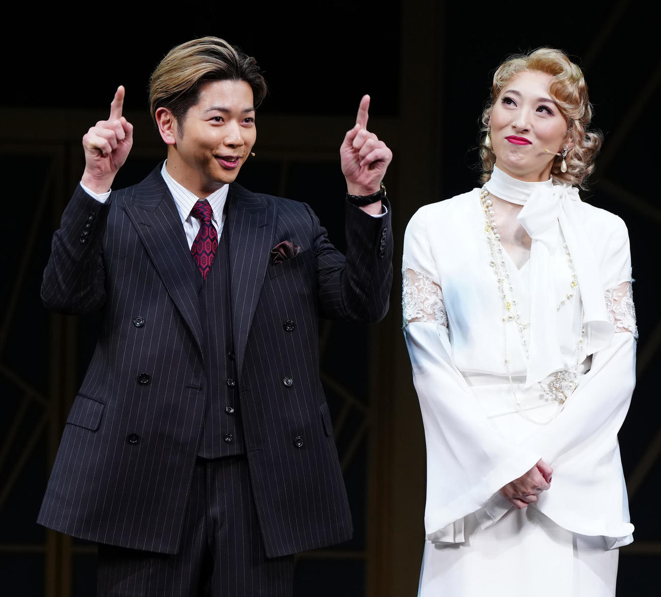 ミュージカル「20世紀号に乗って」の取材会に臨む増田貴久（左）と珠城りょう（撮影・江口和貴）