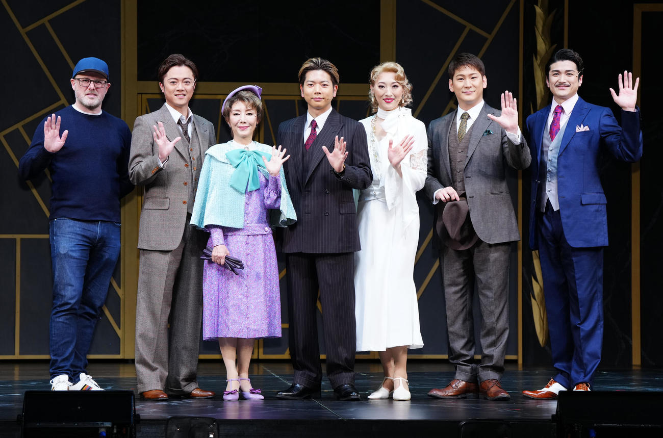 ミュージカル「20世紀号に乗って」の取材会で写真に納まる増田貴久（中央）ら。左から演出のクリス・ベイリー氏、上川一哉、戸田恵子、1人おいて珠城りょう、小野田龍之介、渡辺大輔（撮影・江口和貴）