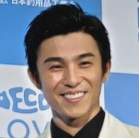 中尾明慶「今年ようやくお魚に会えました」夜の船上でシーバスを手に満面の笑み