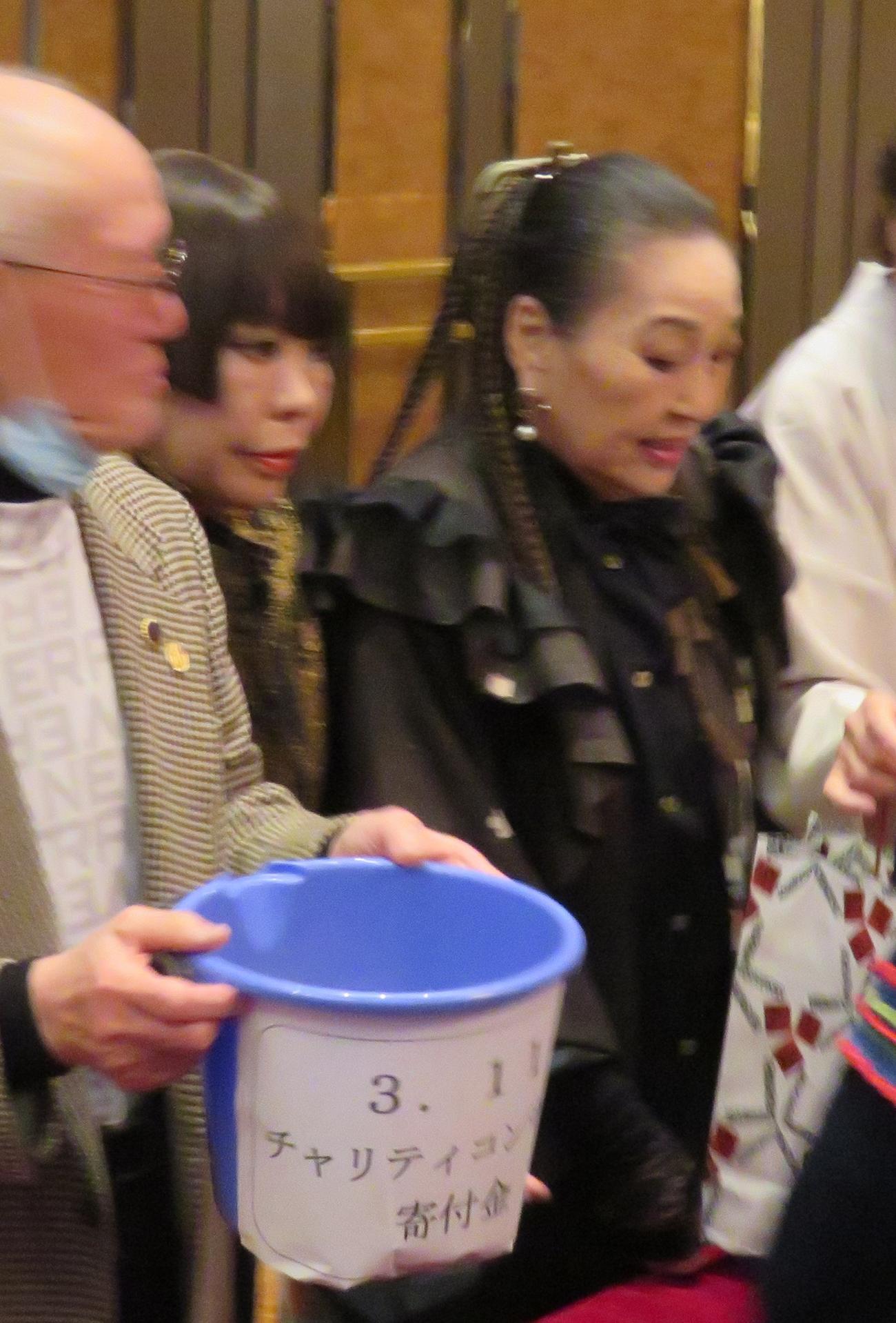 ロビーで募金活動を行う湯川れい子さん