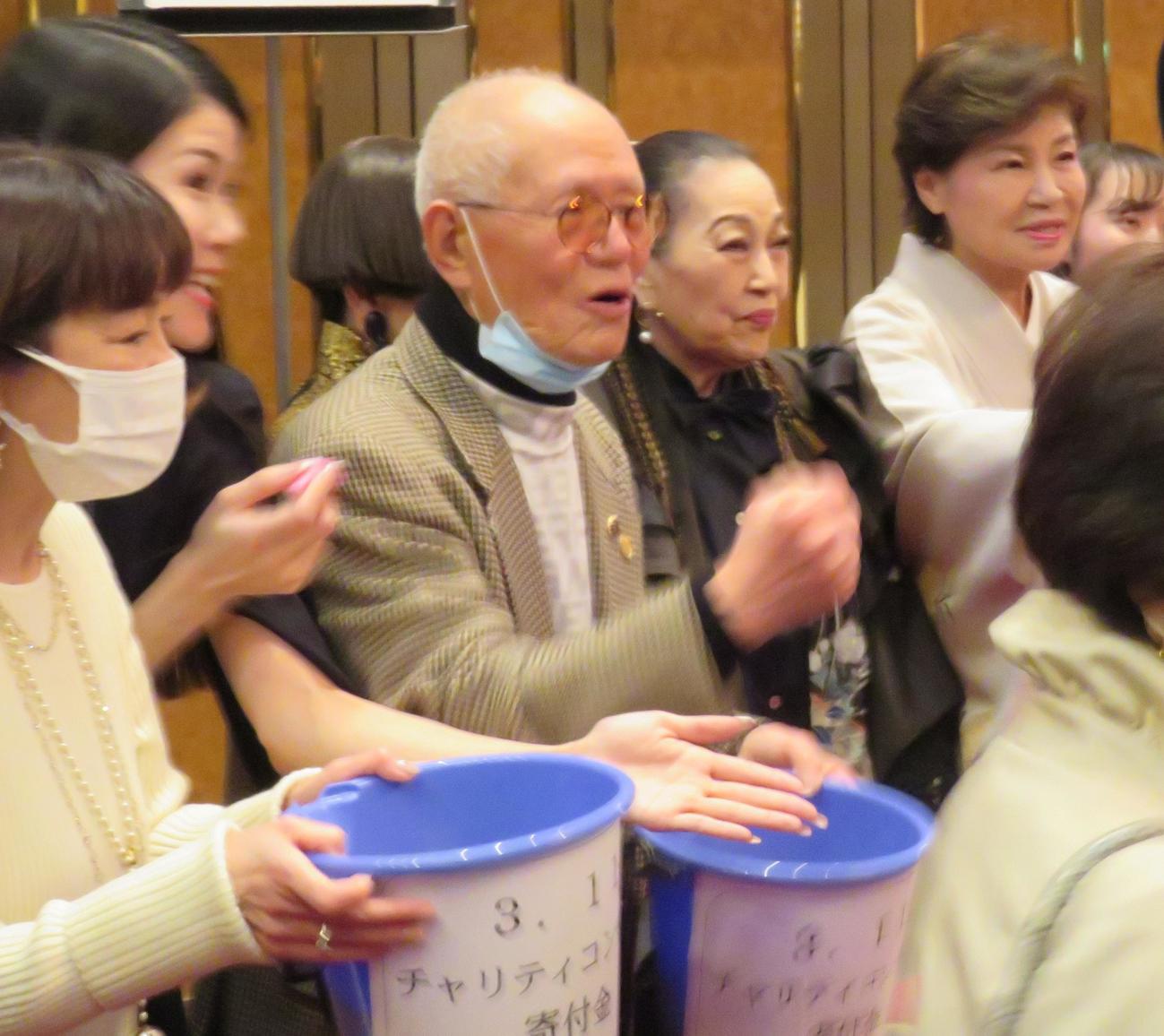 ロビーで募金活動を行う湯川れい子さん（右から2人目）