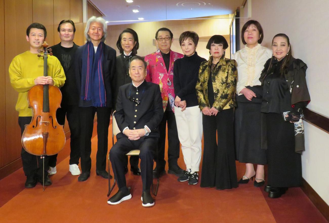 「全音楽界による音楽会」の記者会見に参加した三枝成彰（手前）ら。後列左から左から宮田大、ジョン・健・ヌッツォ、大友直人、渡辺俊幸、さだまさし、クミコ、コシノジュンコ、林真理子、湯川れい子