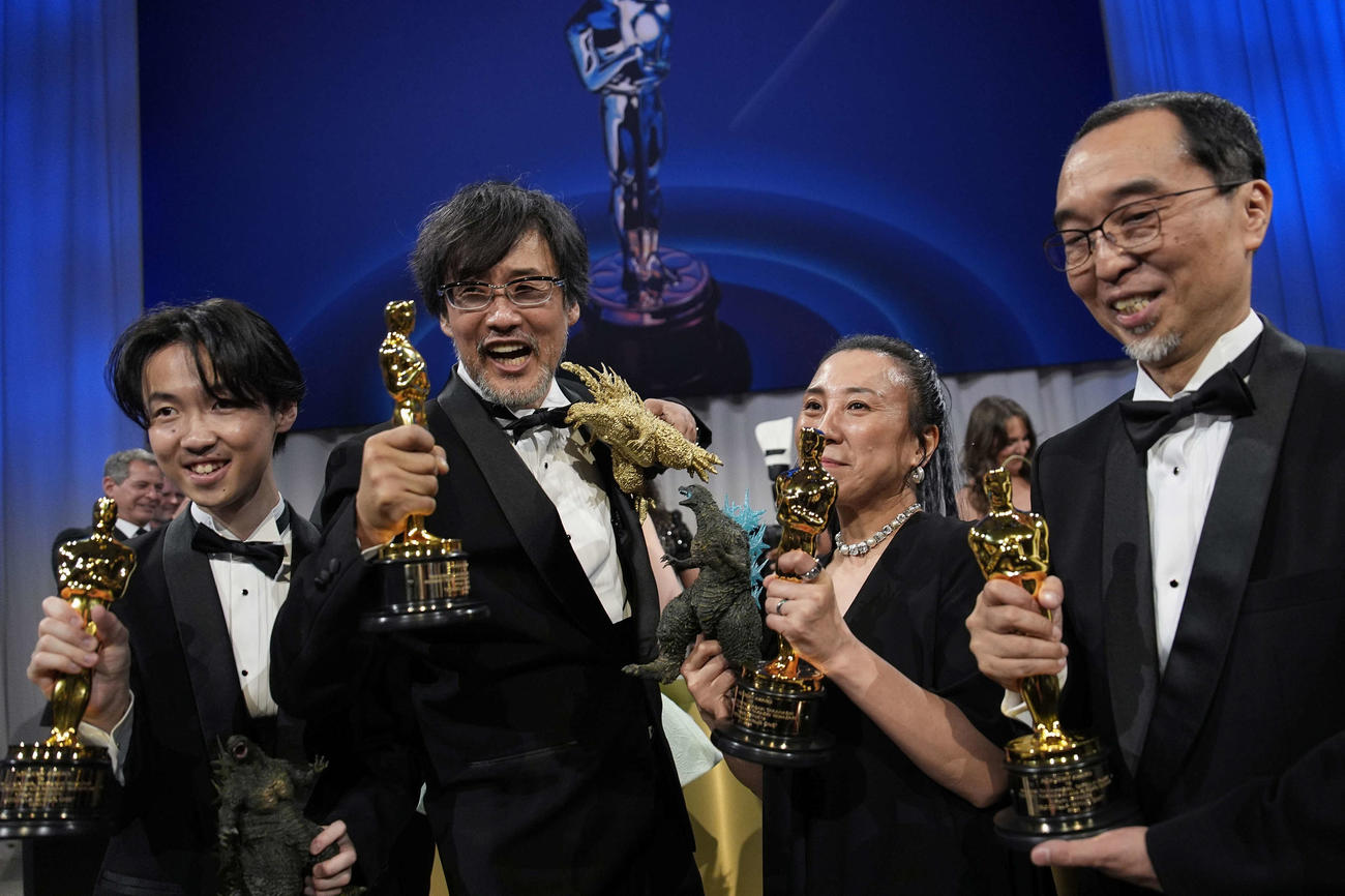 「ゴジラ－1．0」でアカデミー賞視覚効果賞を受賞し歓喜する山崎貴監督（左から2人目）ら（AP）