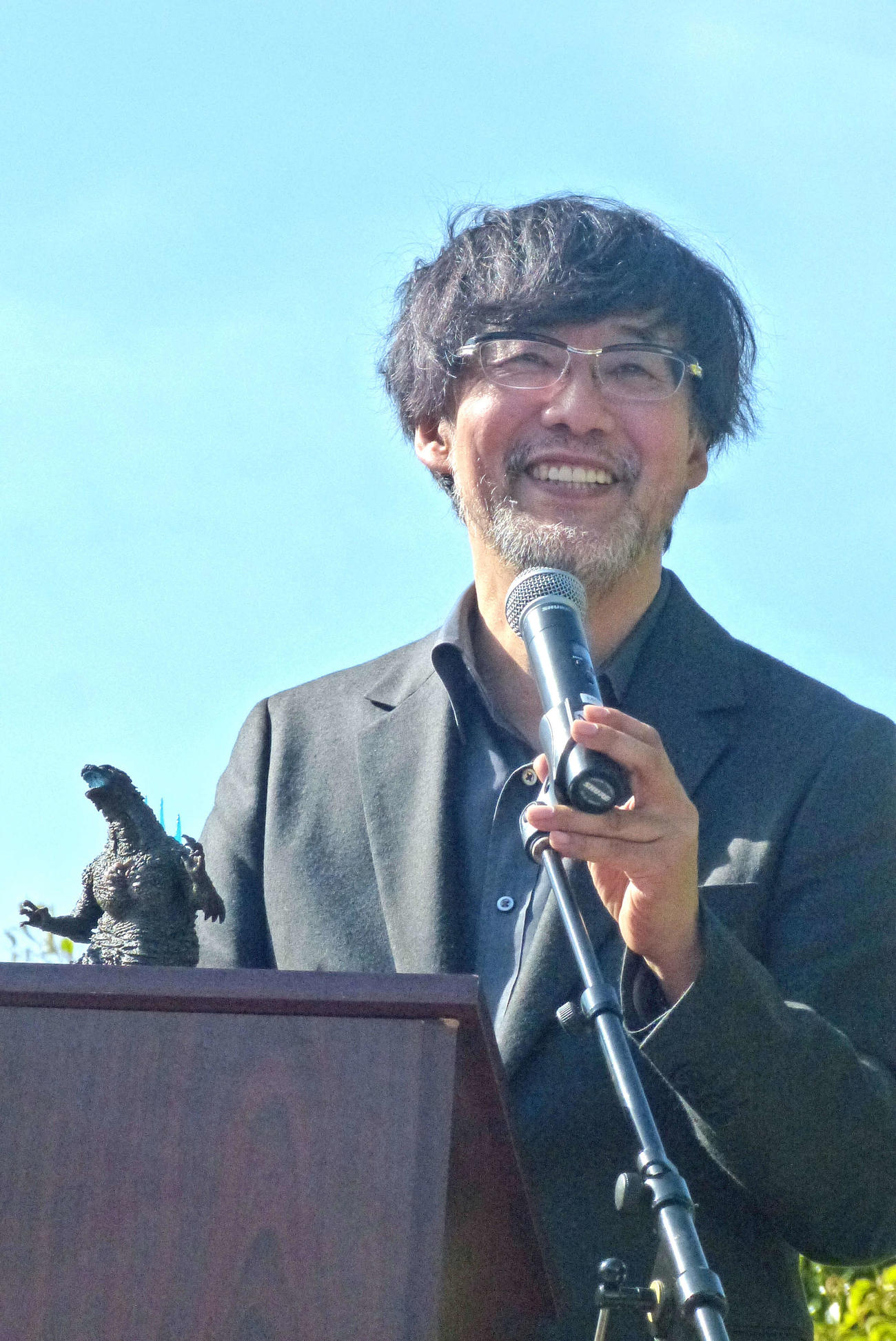 在ロサンゼルス日本国総領事館のレセプションであいさつする「ゴジラ－1.0」の山崎貴監督（撮影・千歳香奈子）