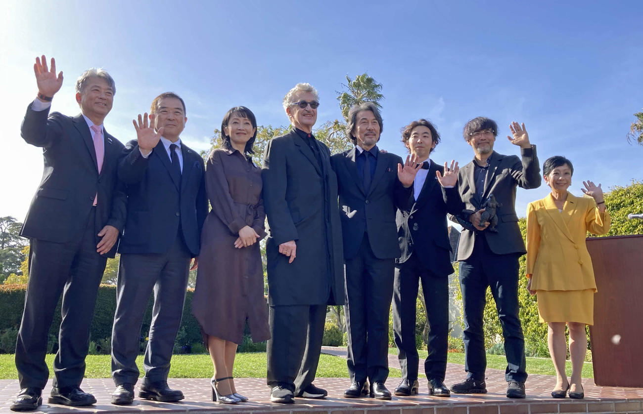 在ロサンゼルス日本国総領事館のレセプションで記念撮影した、左から曽根健孝総領事、スタジオジブリ福田博之社長、麻生祐未、ヴィム・ヴェンダース監督、役所広司、柄本時生、山崎貴監督、ジャパン・ハウス　ロサンゼルス海部優子館長（撮影・千歳香奈子）