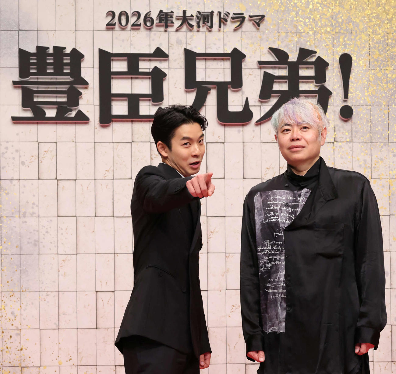 ポーズを決める豊臣秀吉の弟秀長を演じる主演の仲野太賀（左）と脚本を担当する八津弘幸（撮影・丹羽敏通）