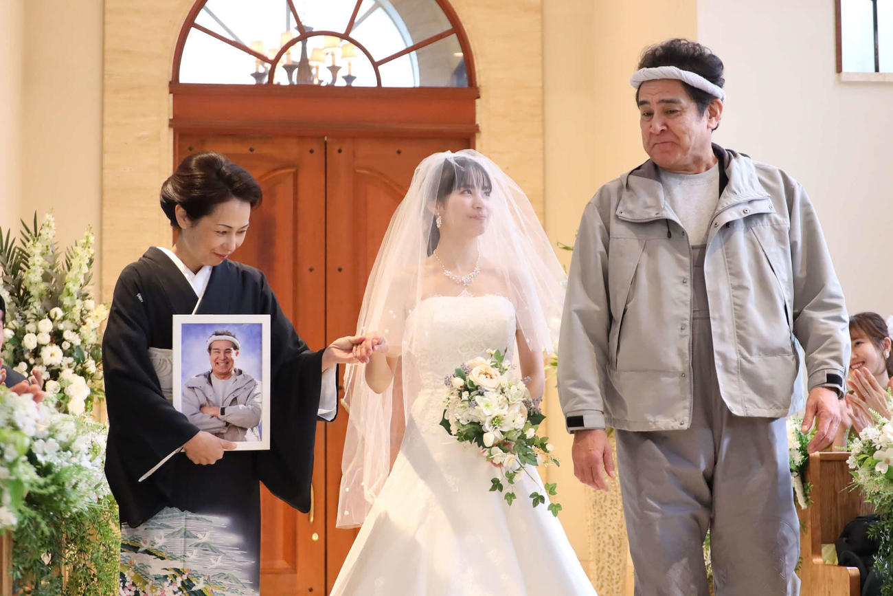 フジテレビ系「婚活1000本ノック」に出演する中央から関水渚、宇梶剛士(C)フジテレビ