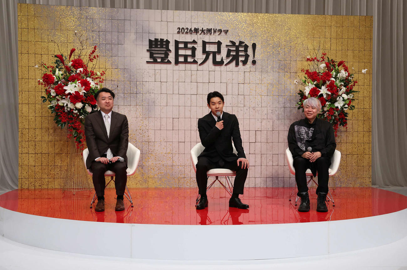 2026年大河ドラマの記者発表に臨む、左から松川博敬チーフプロデューサー、主演の仲野太賀、脚本を担当する八津弘幸氏（撮影・丹羽敏通）