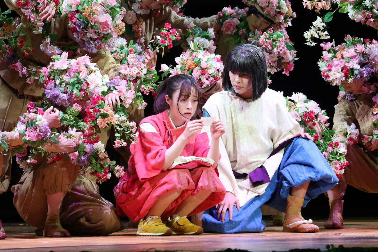 舞台「千と千尋の神隠し」で千尋を演じる橋本環奈（左）