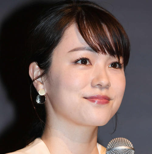 本田朋子、水着姿のプール満喫ショットでスラリ美脚披露「スタイル抜群！」「かわいい」