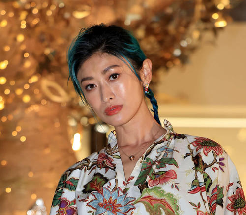山田優、黒ビキニ姿で美脚＆ウエスト披露「お子さん４人いても、この美しさ」ファン驚く