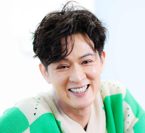 新納慎也　両手＆右足を高々と上げ「ブギウギ」メインビジュアルのスズ子になりきる