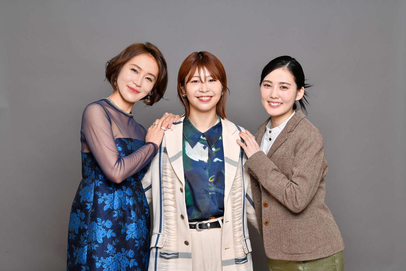 中京テレビ「スナック女子にハイボールを」で脚本を担当したAマッソ加納愛子（中央）、ダブル主演を務める左から山口紗弥加、北香那(C)CTV