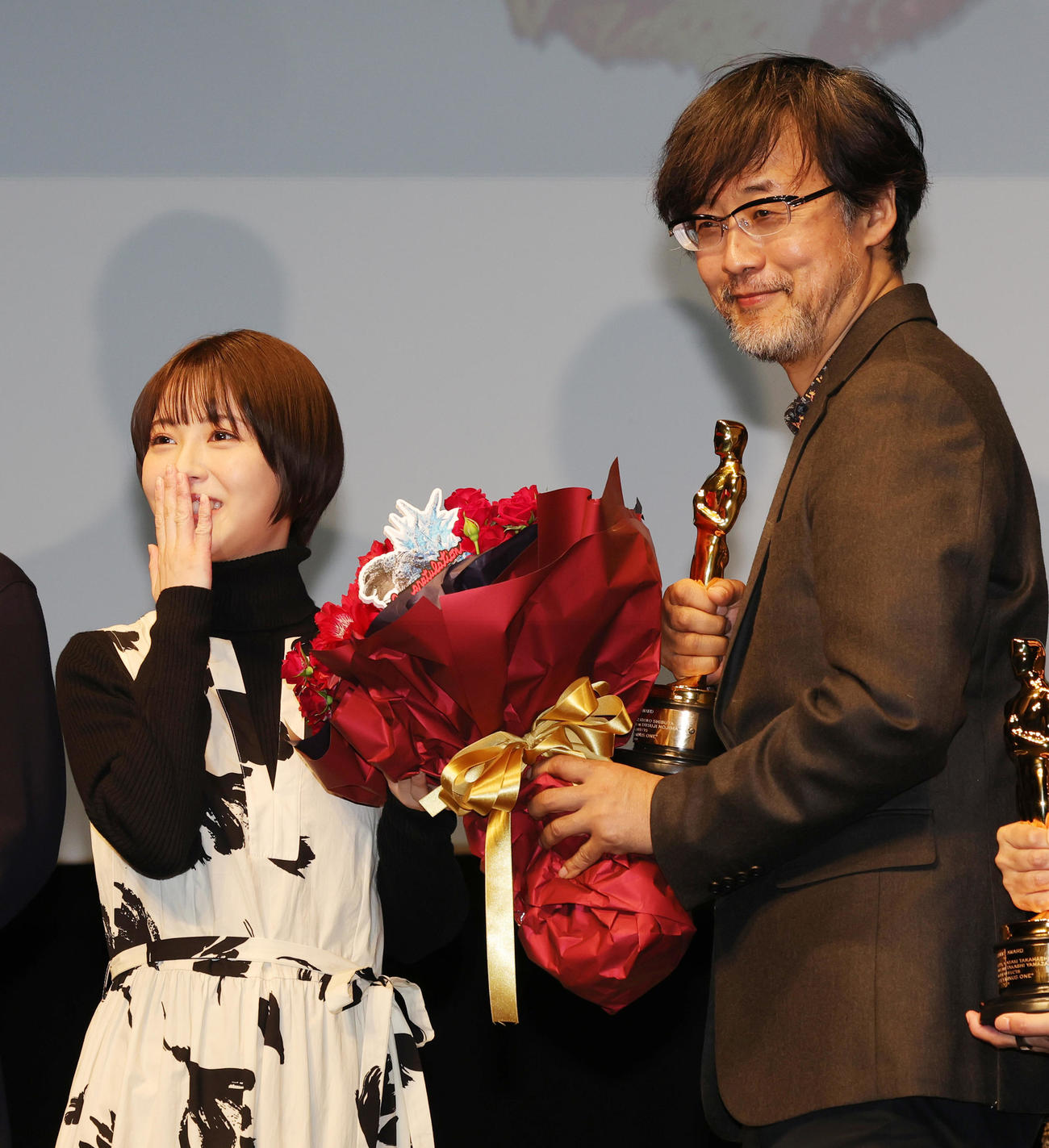 「ゴジラ－1．0」で米アカデミー賞視覚効果賞を受賞した山崎貴監督（右）に花束を渡す浜辺美波（撮影・野上伸悟）